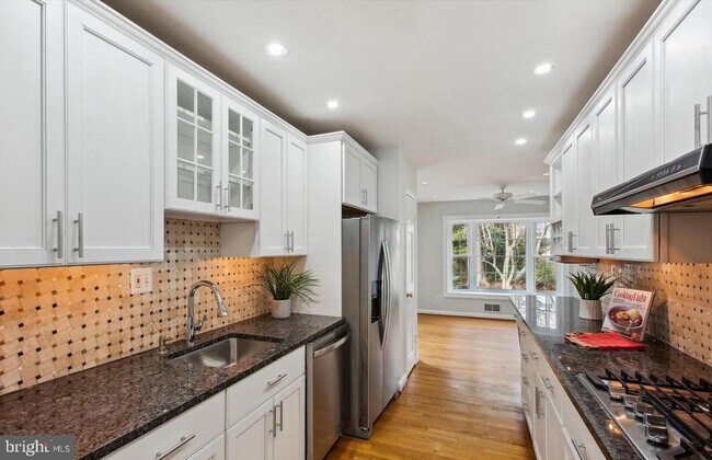 Building Photo - 7202 Heights Ct