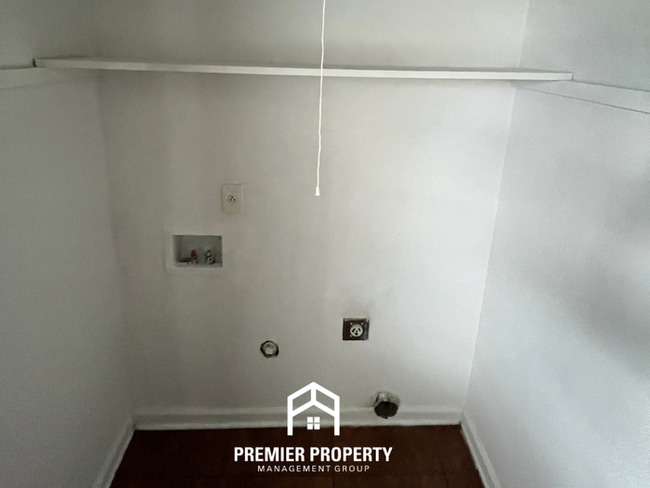 Building Photo - Spacious 3BR Memphis Home with Hardwood Floors, Dual Dining Areas & Fenced Yard