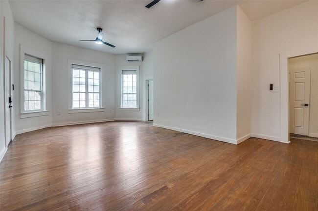 Primary Photo - 610 W 9th St