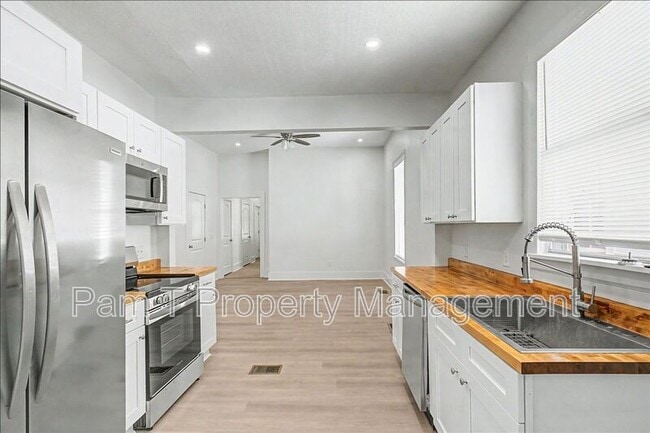 Building Photo - 615 W 39th St