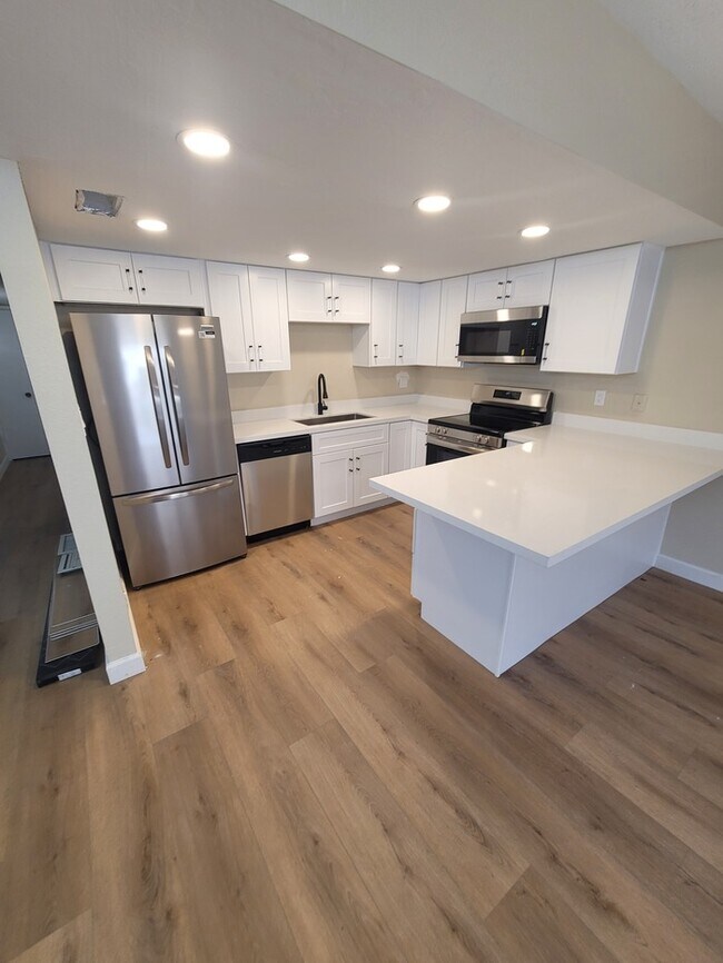 Building Photo - Remodeled 2/2 patio home for rent in sought-after central Phoenix area.