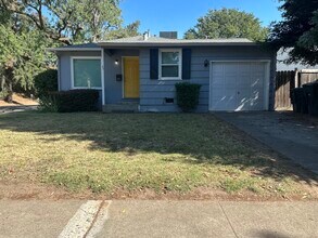 Building Photo - Cute 2 bed/1 bath Duplex in East Sac!!