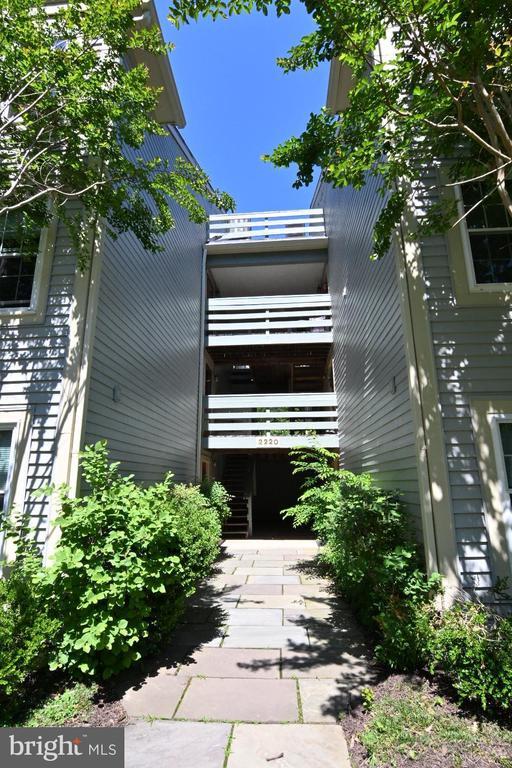 Building Photo - 2220 Springwood Dr