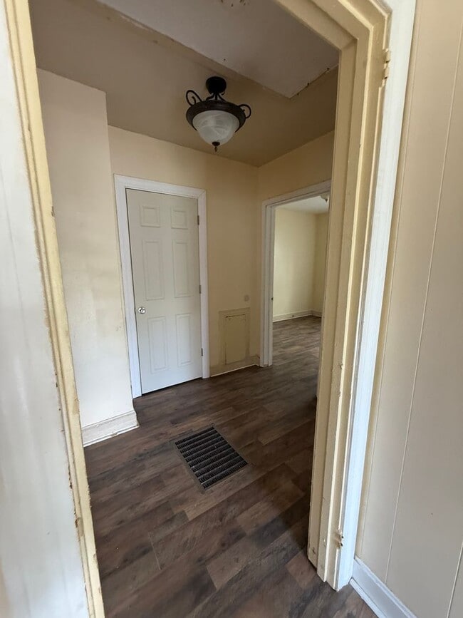 Building Photo - ***MOVE IN SPECIAL*** 1st Month's Rent Fre...