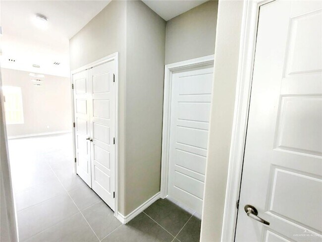 Building Photo - 12 Frio Ave