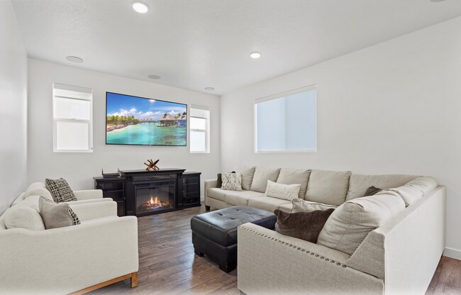 Building Photo - Cute 4-Bedroom Home in Vineyard!