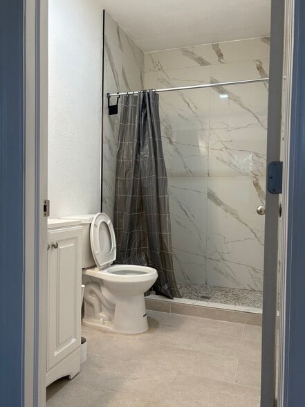 Bath - 833 Millbrae Ct