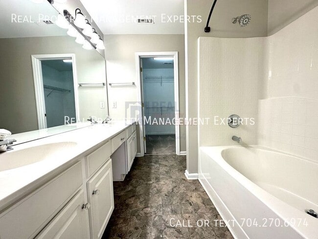 Building Photo - 7609 Metroliner Ct