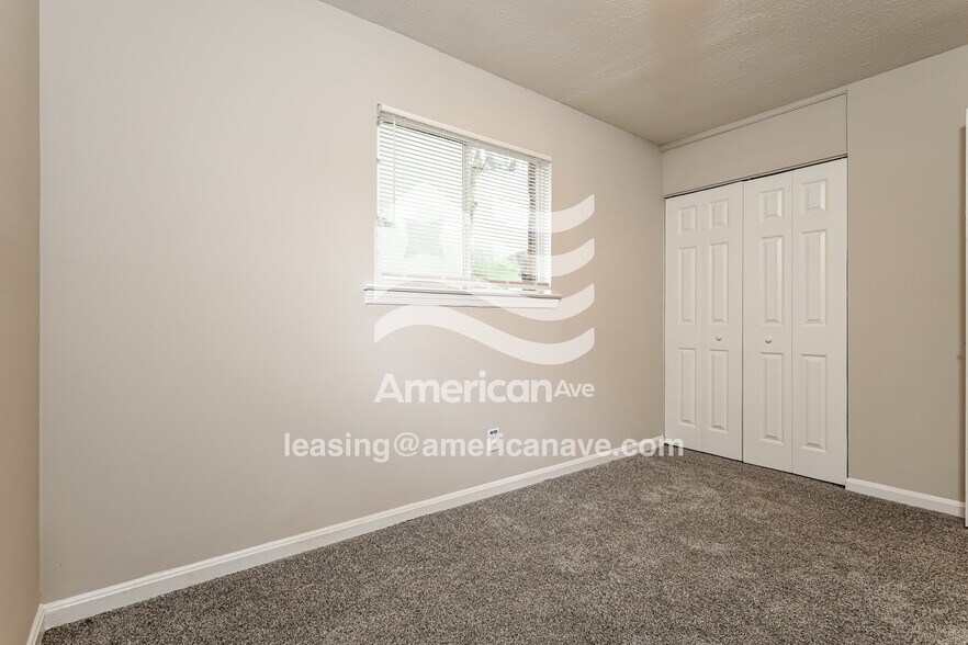 Building Photo - 915 Farwell Dr