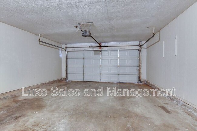 Building Photo - 6004 Paramount Dr