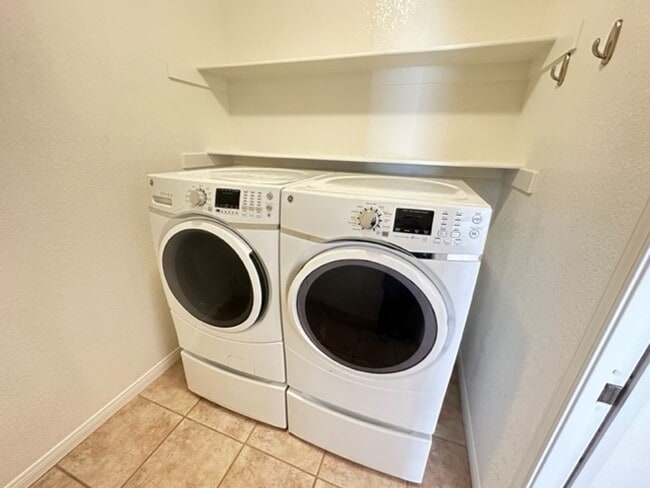 Building Photo - HOUSE - VILLAGE OF OAK CREEK