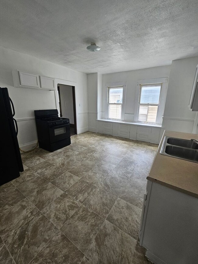 Building Photo - 3690 E 57th St