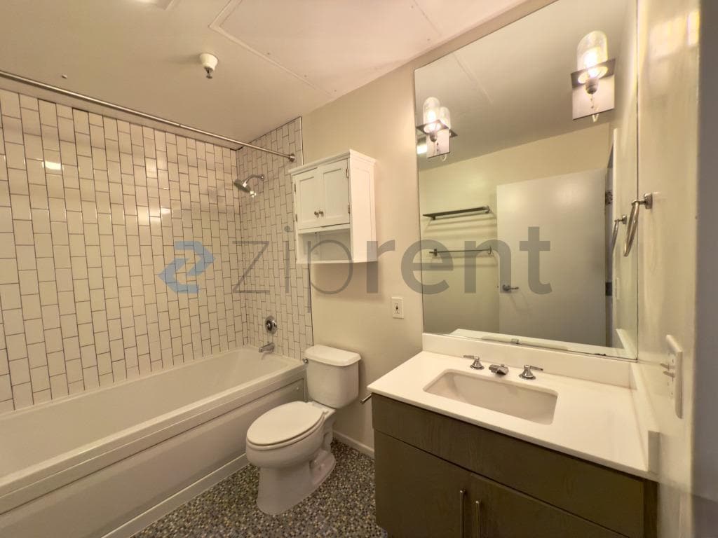 Building Photo - Unit 208