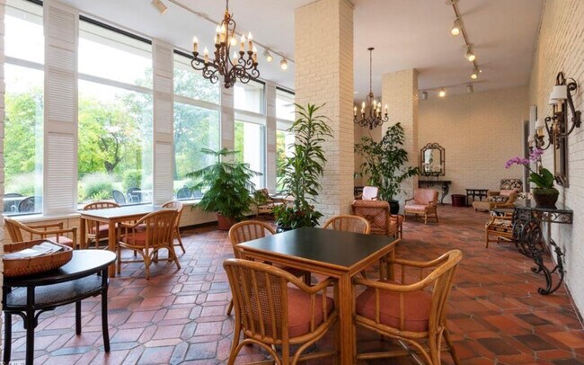 Garden Room - 1 Bratenahl Pl