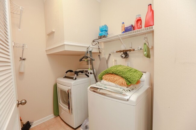 Building Photo - Riverside  Condo-RARE-Ready Jan 26