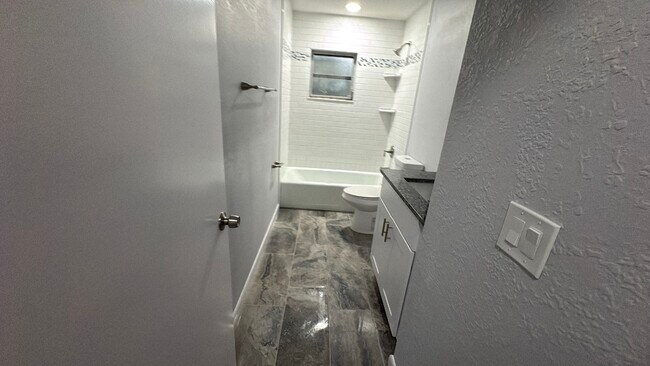 Building Photo - 2000 NE 50th Pl