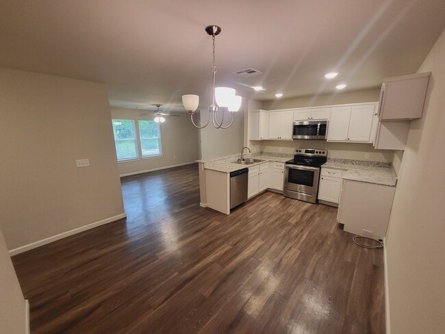 Building Photo - 3 bed 2 bath 2 car garage with fenced back yard.