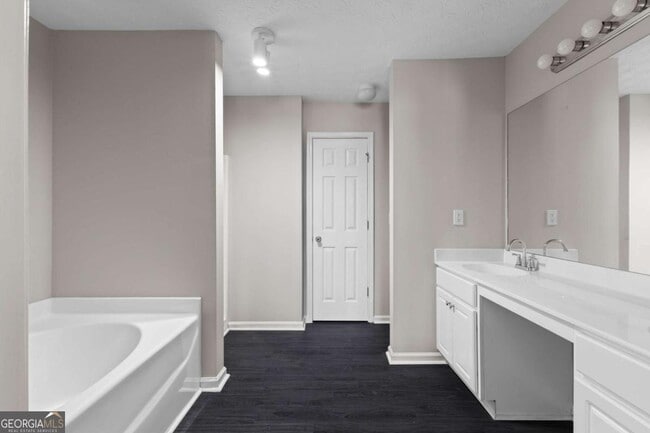 Building Photo - 6604 Splashwater Dr