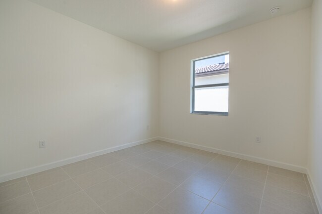 Building Photo - 2485 SE 29th Dr
