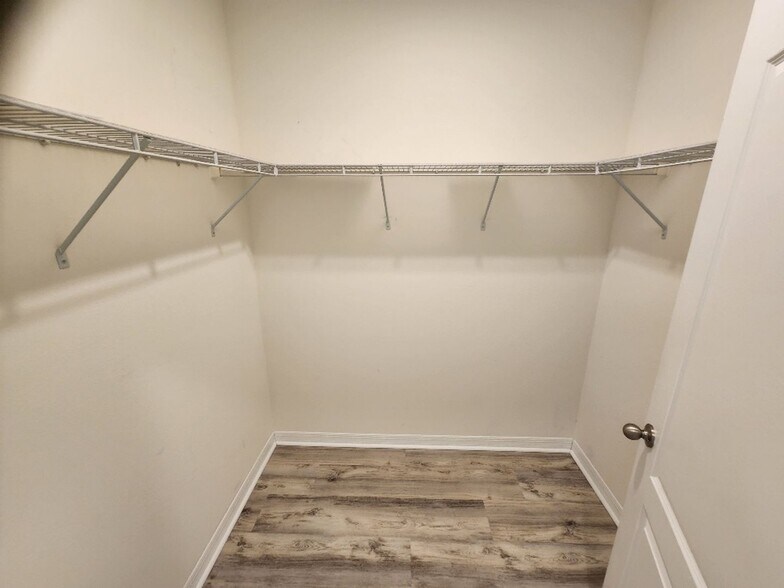 Building Photo - 915 Noble Run