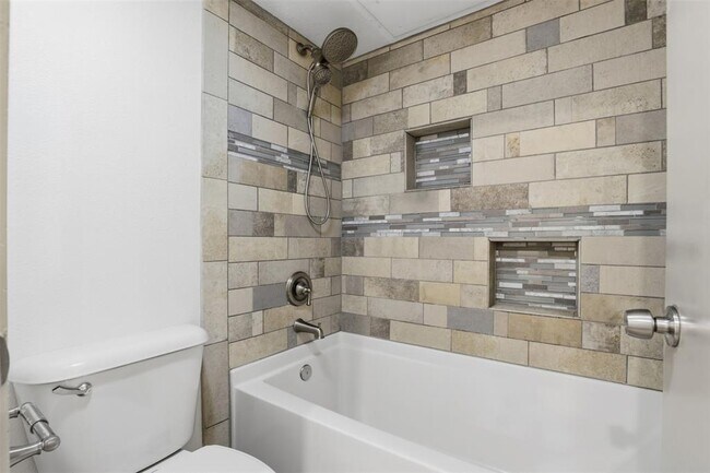 Building Photo - 8888 Tallwood Dr