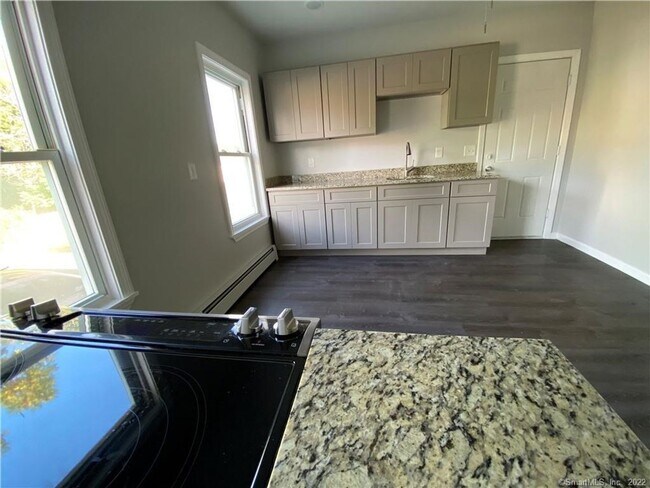 Building Photo - Newly Remodeled 3 Bedroom on 1st Floor