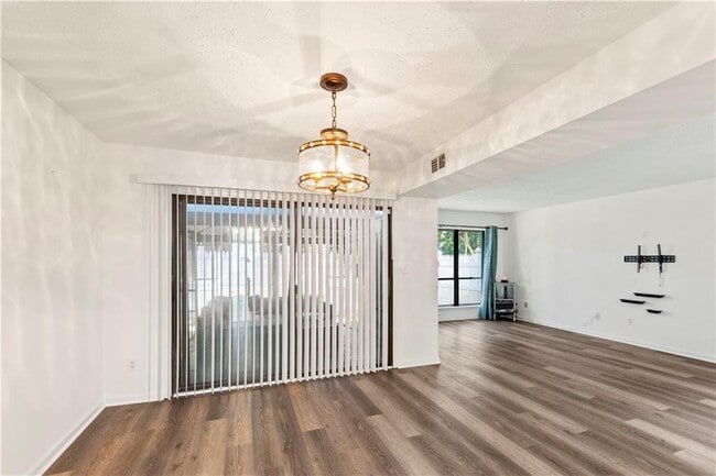 Building Photo - 2685 Meadowlawn Dr