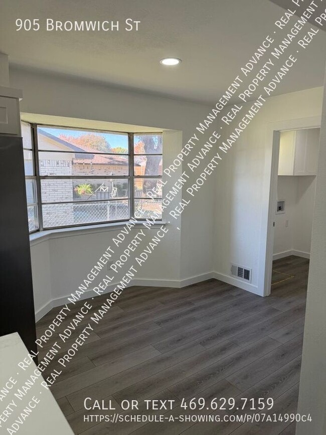 Building Photo - 905 Bromwich St