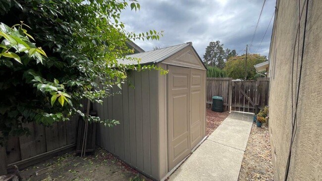 Building Photo - Nice 4 bedroom 2 bathroom home with sparkl...