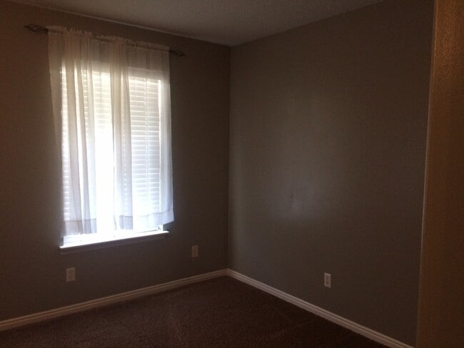 Building Photo - 3 Bedroom Townhome in Provo's Westside