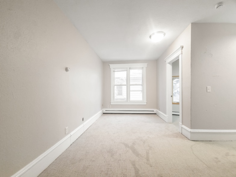 Building Photo - 644 Van Buren St NE