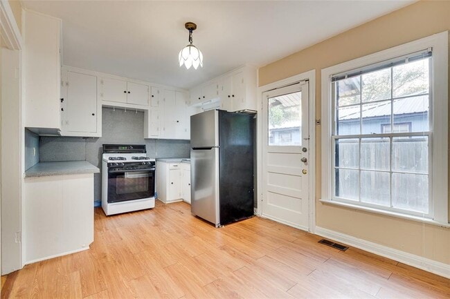 Building Photo - 1011 E 49th St