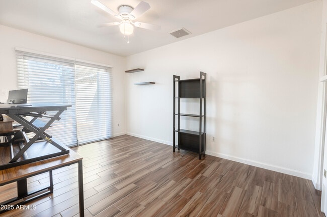 Building Photo - 922 W Mission Ln