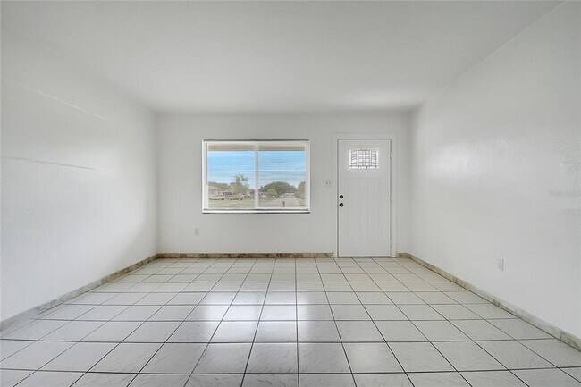 Building Photo - 1040 San Luis Dr