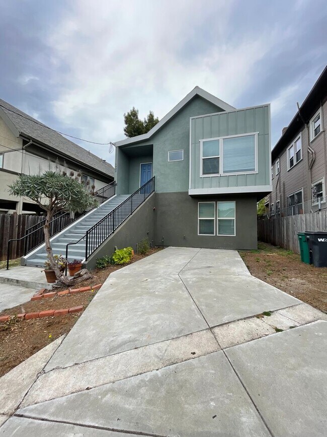Primary Photo - 1/2 Off First Month's Rent, 6Bdrm, 3Bath