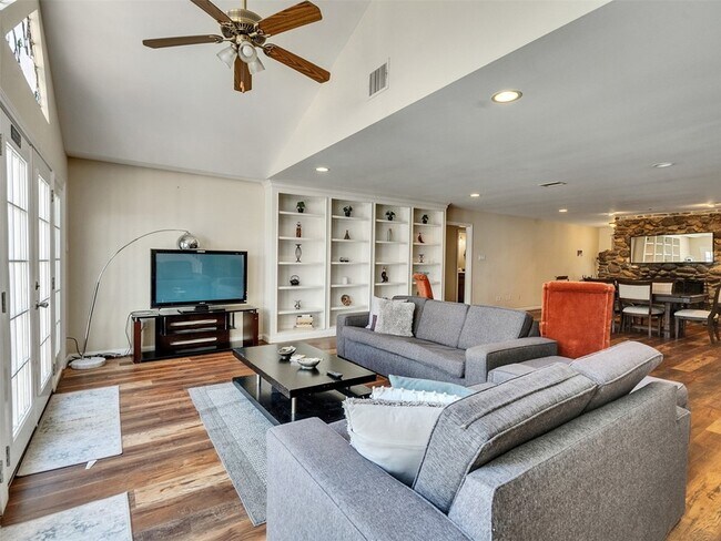 Building Photo - 8402 Matthews Ln