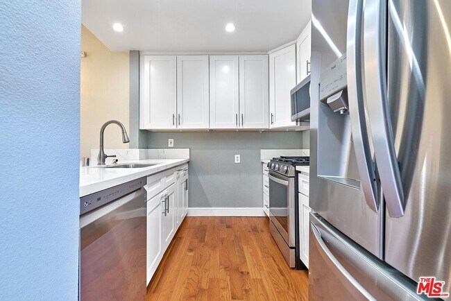 Building Photo - 326 S Manhattan Pl