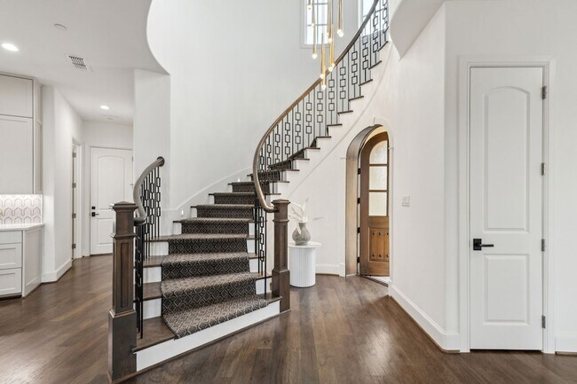 Building Photo - 28 Comillas Dr