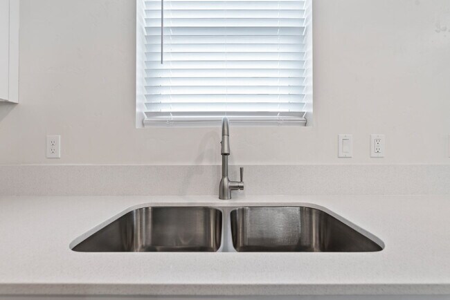 Building Photo - "Discover Comfort & Style: Spacious 3-Bed,...