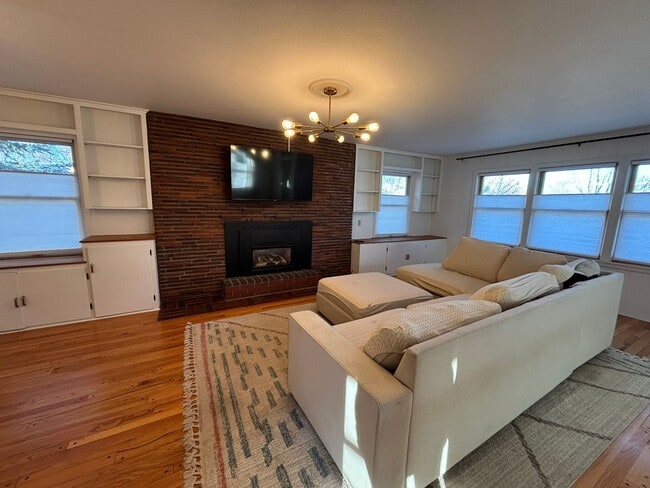 Building Photo - 3 BED | 1.5 BATH | SPACIOUS HOME | CENTRAL