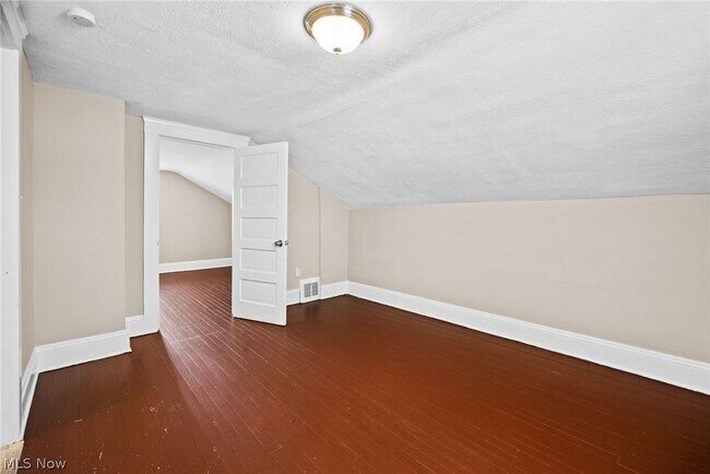 Building Photo - 153 Henry St