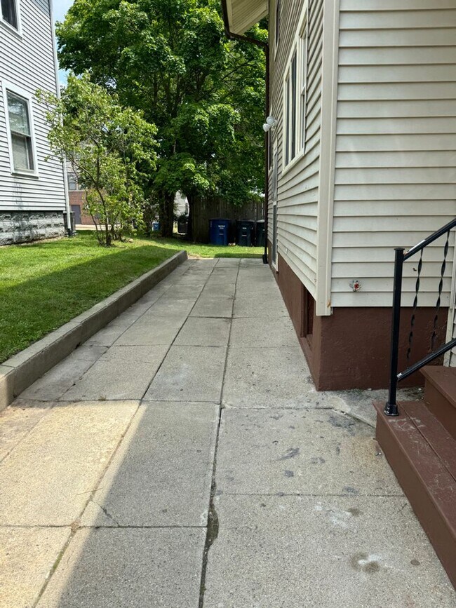 Building Photo - 845 E University Ave