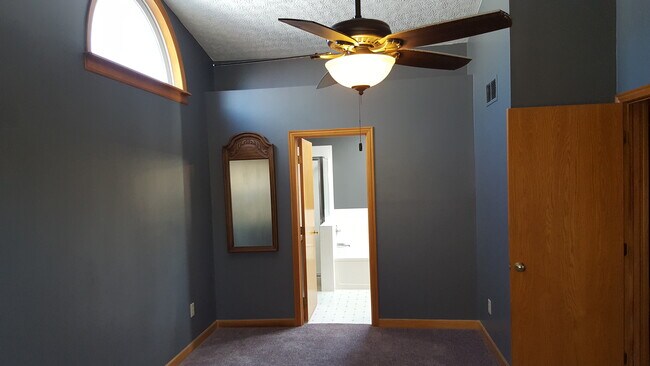 Building Photo - 6946 Seafield Ct