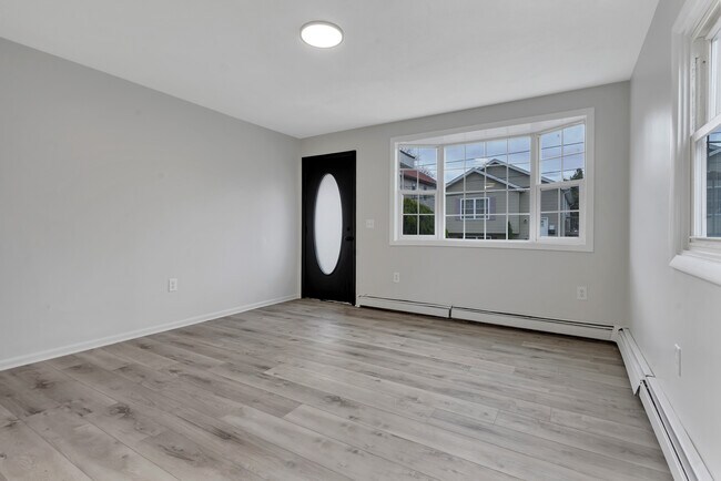 Building Photo - 107 Roosevelt St