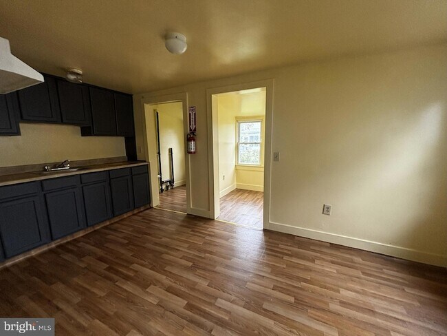 Building Photo - 2 E Vine St