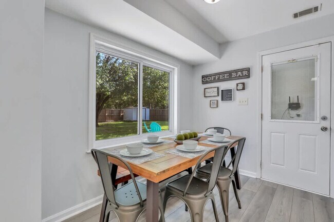 Building Photo - 402 Symons St