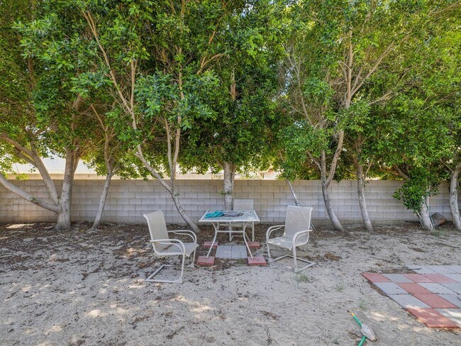 Building Photo - Fully Furnished 3 Bedroom 2 Bath - Single ...