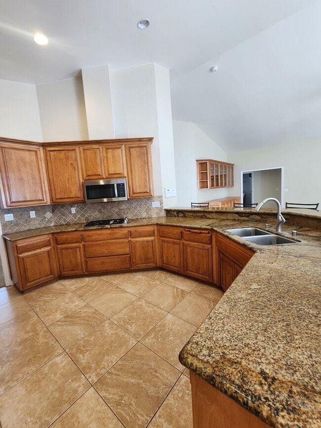 Building Photo - Gorgeous and Spacious 4 Bedroom Home
