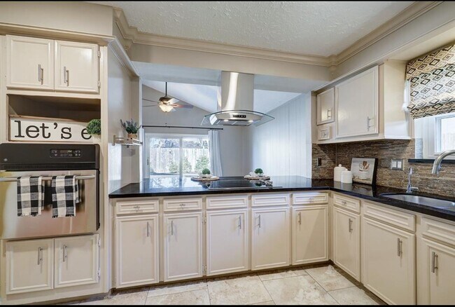 Building Photo - 3023 Sam Houston Dr