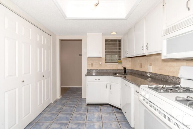 Building Photo - 2106 Palmyra Dr